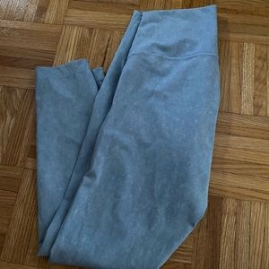 Lululemon wunder under luxtreme 25” size 8 Blue with white pattern